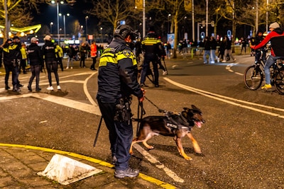 Politie grijpt in bij rellen na verlies Vitesse: honden ingezet bij GelreDome