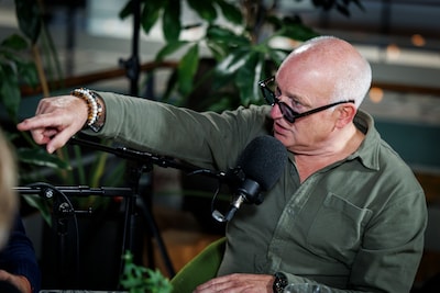 René van der Gijp maakt zich wel eens zorgen over Johan Derksen: ‘Blijf lekker thuis als je een griepje hebt’