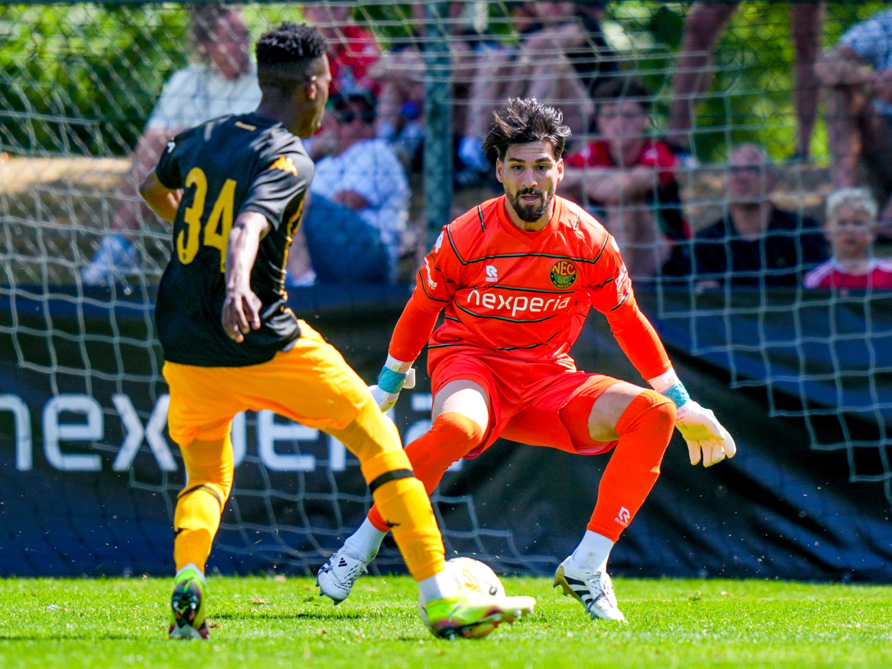 Argentijnse keeper van NEC kijkt uit naar de strijd met Jasper Cillessen: ‘Ik ben voor niemand bang’