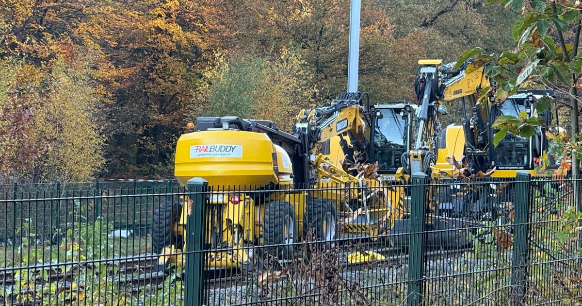 Persoon overleden bij botsing op spoor tussen graafmachine en hoogwerker