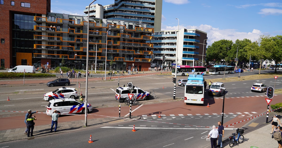 Fietser gewond na botsing met lijnbus in Nijmegen.
