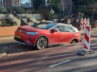 Auto zakt ineens weg in sinkhole, wegen afgezet uit voorzorg: ‘Ze zullen een kraanwagen nodig hebben