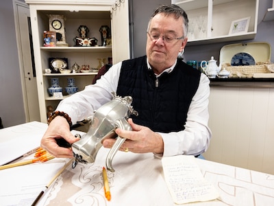 André (68) taxeert oude kan in kringloop, dan valt er een vergeeld briefje uit