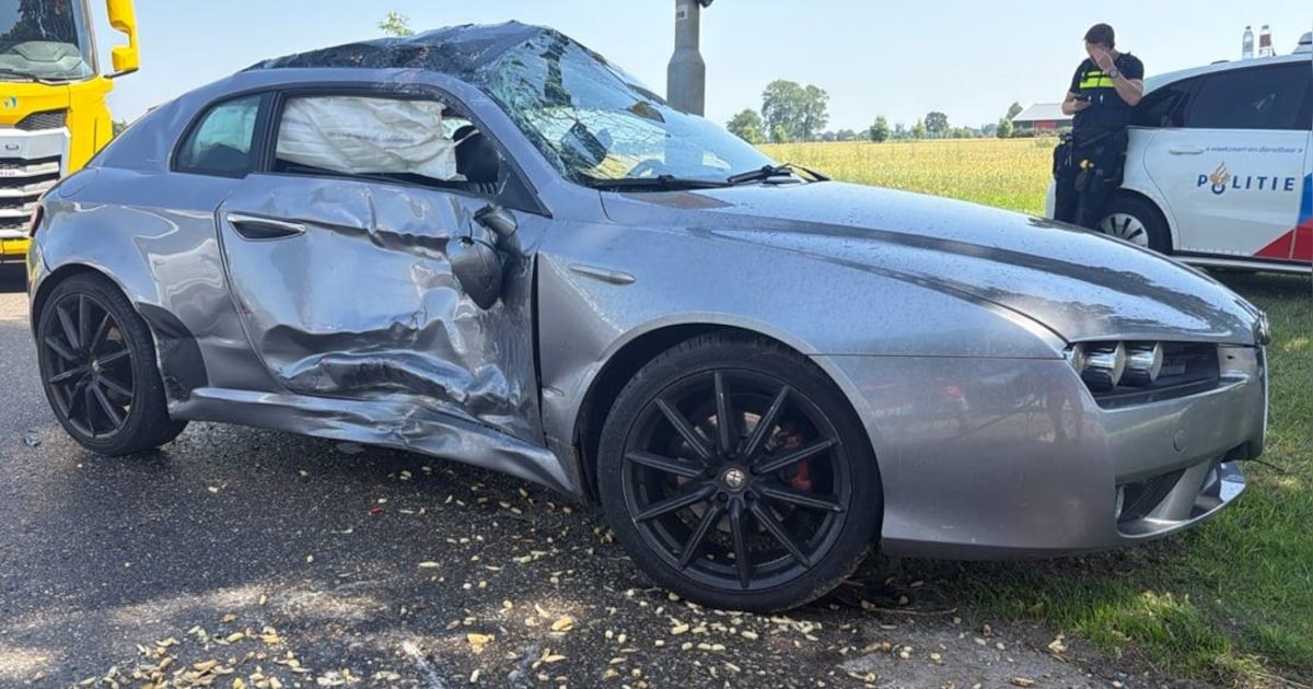 Botsing tussen auto en vrachtwagen op L. Dolfingweg in Steenderen