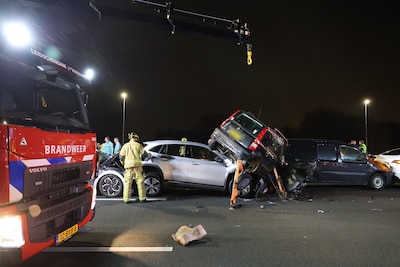 Automobilisten filmen kettingbotsing A4: politie deelt 40 bekeuringen uit voor telefoon in de hand