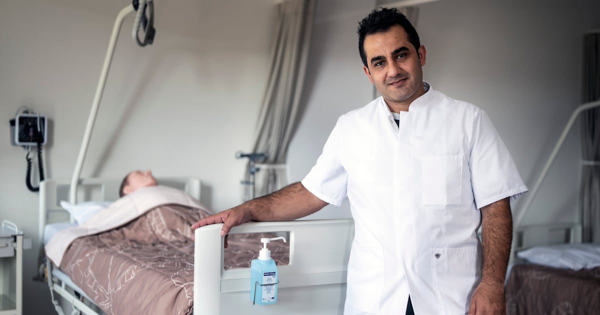 In Syrië had Qussai genoeg aan een knikje met het hoofd, nu moet hij ...