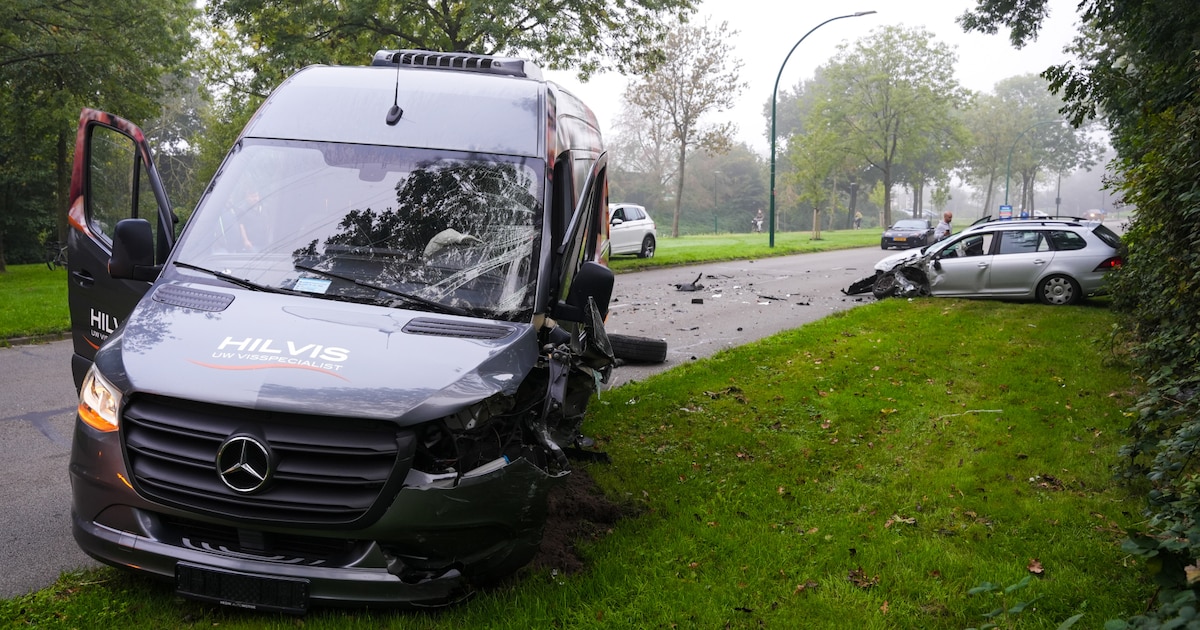 Bestelbus met vis botst met auto in Bunschoten, drie mensen nagekeken