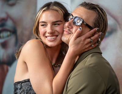 Maan gaat op grote wereldreis met Karel en met wie belt Antoon?