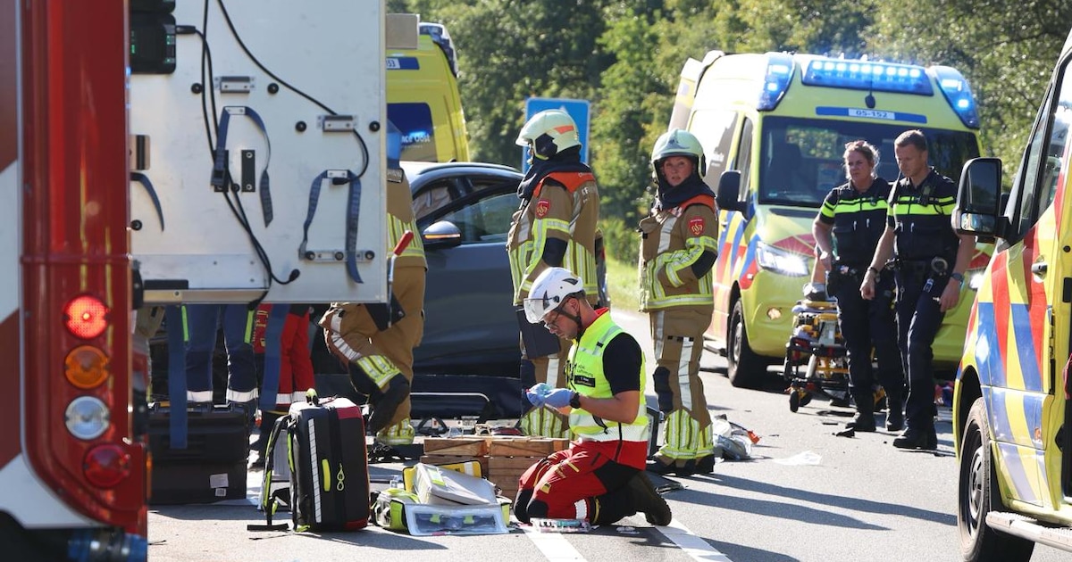Ernstig ongeluk met meerdere auto’s op N35 bij Wierden, traumahelikopter opgeroepen.