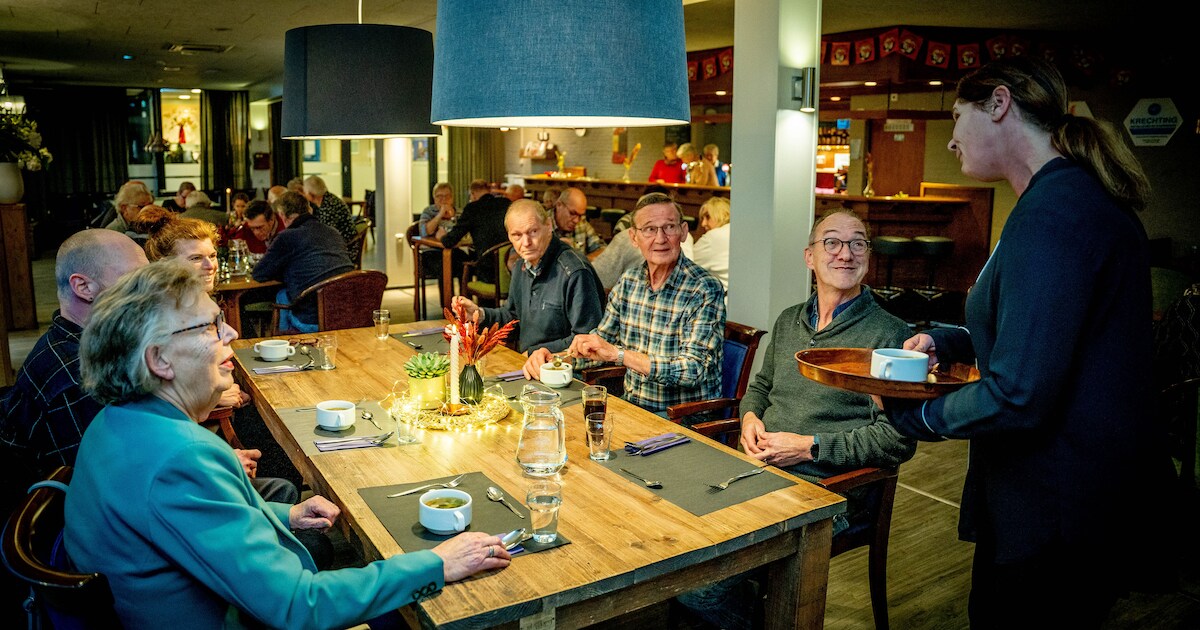 Jong, oud, arm en rijk: Samen eten in het dorpshuis is een hit | Regio ...