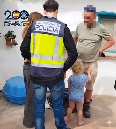 Nederlandse vrouw (43) opgepakt voor ontvoering dochter naar Spanje, politie treft gezin aan bij huiszoeking