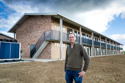 ‘Aardbeienkoning’ bouwt woningen voor plukkers, maar houdt één ding geheim: ‘Anders staan hier starters op de stoep’