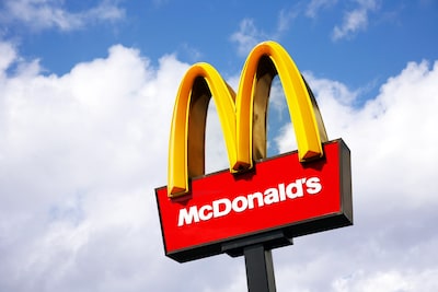Nederlandse inspectie haalt uit naar McDonald’s vanwege plastic beker: ‘Schadelijk voor het milieu’