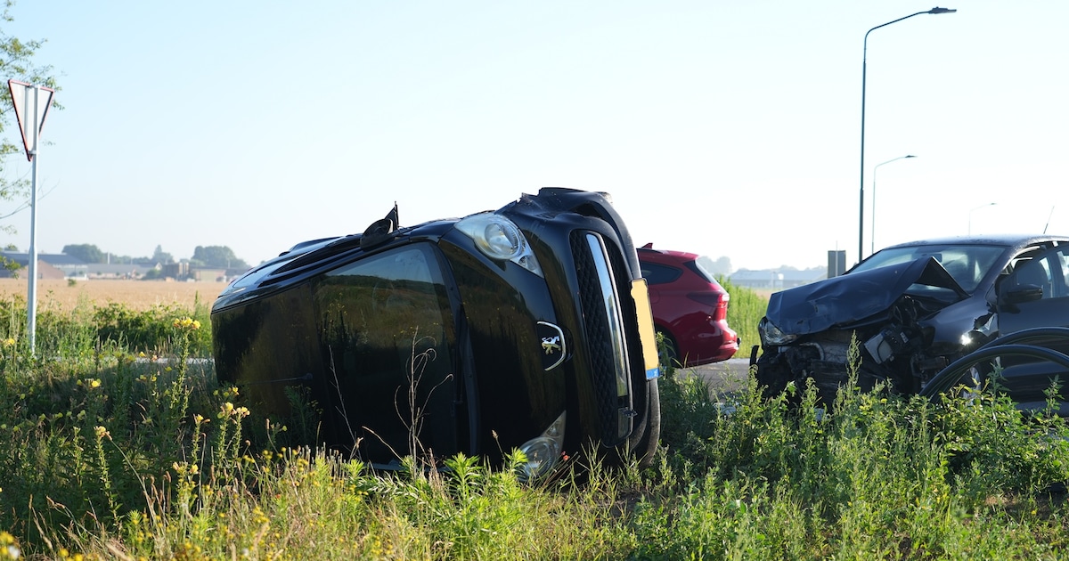 Nieuwe weg in Oosterhout nog geen uur open of eerste ongeluk is al een feit: auto belandt op zijkant