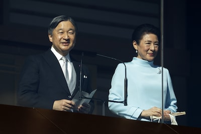 Nieuwjaarsgroet in Tokio abrupt verstoord: man gaat uit de kleren voor Japanse keizer