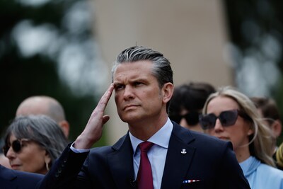 Hegseth grijpt herdenking D-Day aan om Europese landen op te roepen meer te doen tegen ‘invasie’ van migranten