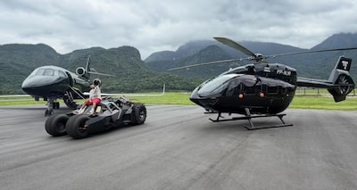 Zelfs een Batmobile: Neymar pronkt met extravagante voertuigen (en er staat nog veel meer in zijn garage)