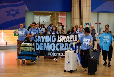 Nederlandse Israëliërs reizen voor honderden euro’s naar Israël om morgen tegen Netanyahu te stemmen