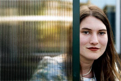 Julia (28) vocht tien jaar tegen haar eetstoornis en wachtlijsten: ‘Pas nu heb ik de juiste hulp'