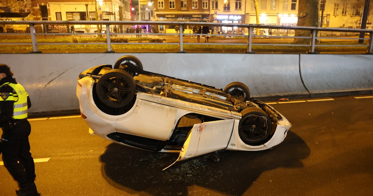Auto belandt op de kop bij ongeluk in Willemstunnel Arnhem