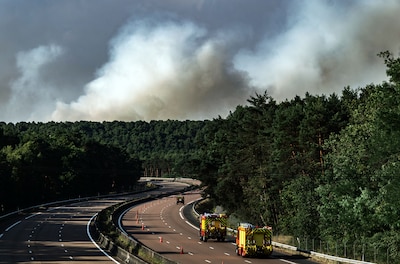 Bosbranden teisteren Frankrijk precies nu vakantiegangers vertrekken: vier vragen over rijden, annuleren en vluchten