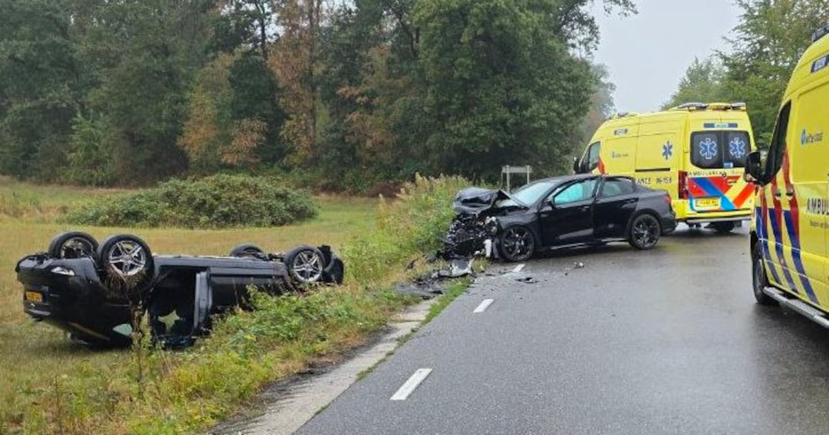 Veel schade bij frontale botsing in Winterswijk