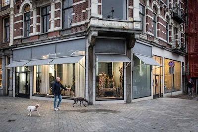 Deze bekende bloemenzaak vertrekt na 126 jaar van het Leidseplein: ‘De gezellige sfeer is hier weg’