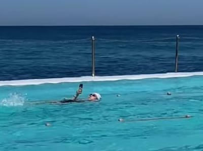 Video van vrouw die met haar mobiel bezig is tijdens het zwemmen gaat viraal: ‘Er is geen hoop meer’