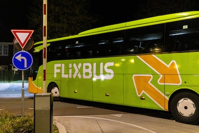 Geur verraadt Flixbus-passagier: marechaussee ontdekt stapel hasj in koffer