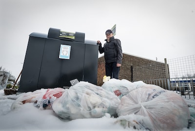 Arnold ziet dagelijks mensen zakken poepluiers dumpen: ‘Hij doet niet eens moeite om de container open te maken’