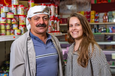 Vijf maanden na zijn eerste taalles runt Basel (50) een supermarkt vol Syrische producten