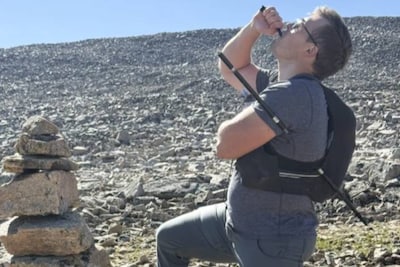 Amerikaan loopt uren met wandelstok dwars door zijn lichaam, wilde dure helikoptervlucht voorkomen