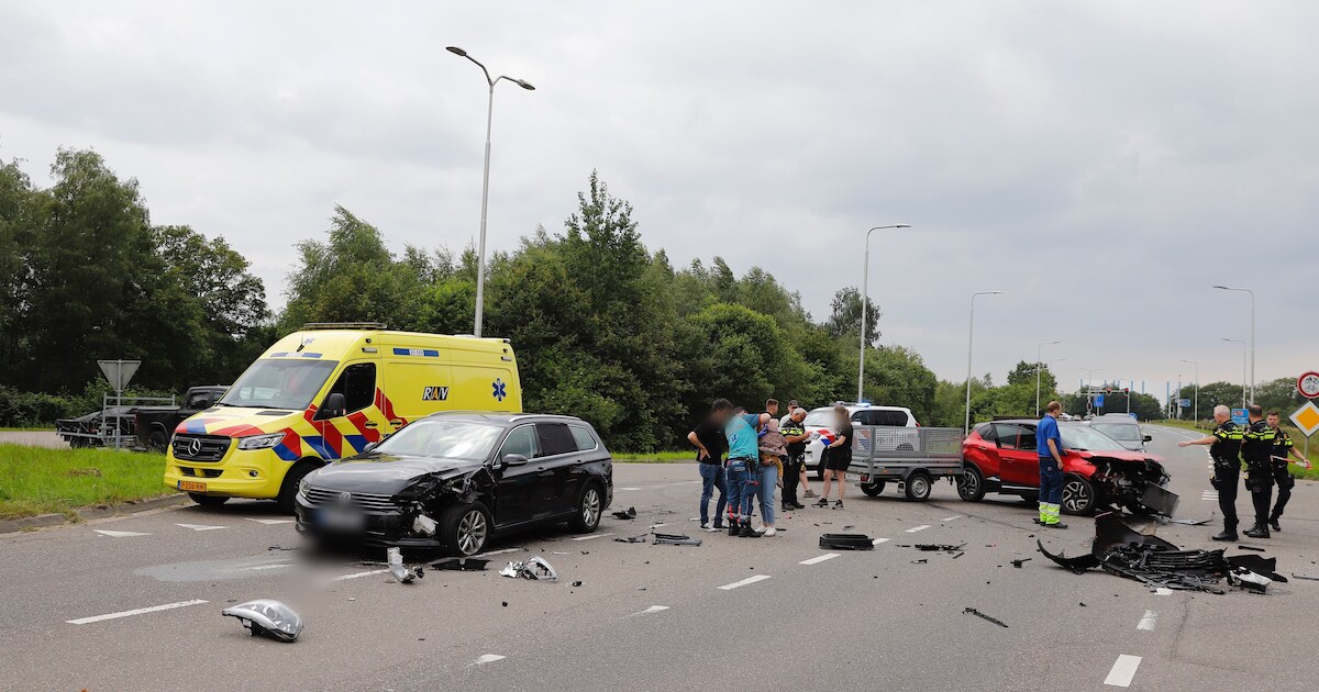 Eén gewonde bij zware crash tussen twee auto's | 112 nieuws Land van Cuijk