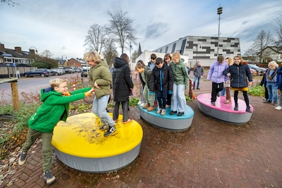 Kinderen genieten van nieuwe multifunctionele speelkunst in Driel, al heeft het wel één klein nadeel
