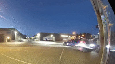 Autodieven rammen roldeur uit autobedrijf in Ooij en stelen twee Audi RS3’s