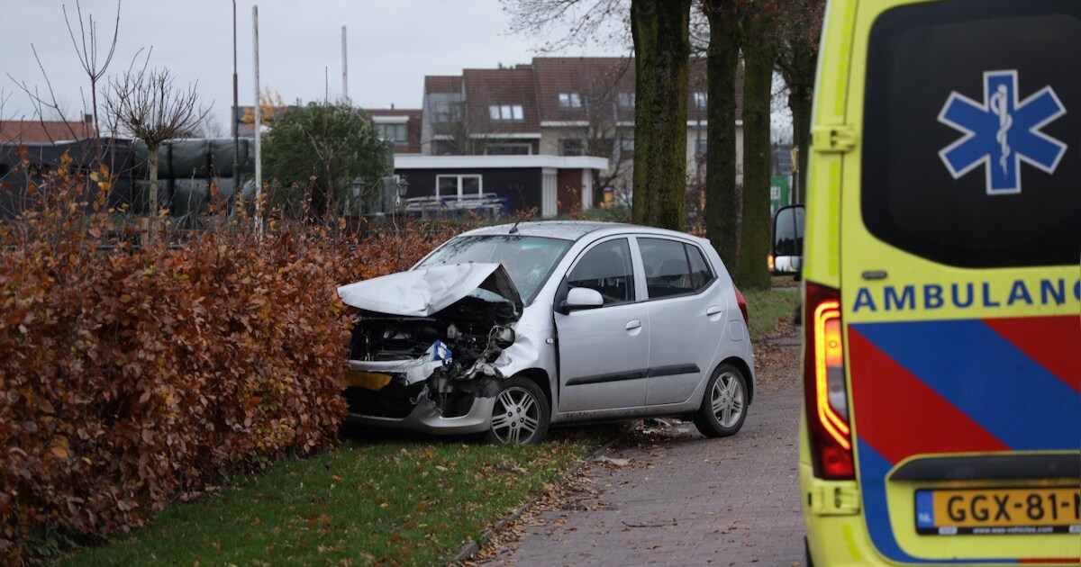 Auto botst achterop andere auto in Huissen op Karstraat