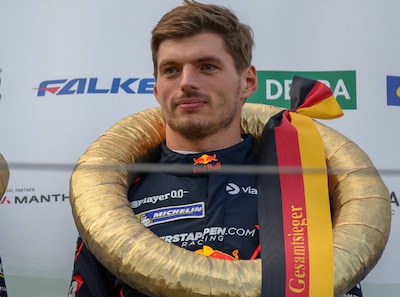 Dolblije Max Verstappen wint voorbereidende race voor de 24 uur van de Nürburgring: ‘Dit was superleuk’