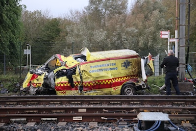 Aanrijding tussen trein en evenementen-ambulance in Halfweg: ‘Bestuurder kon op tijd uitstappen’