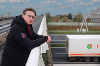 Met enorme klap verbrijzelt steen voorruit van Jorrit (21): ‘De glassplinters zaten tot in mijn haar’