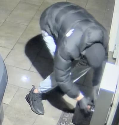 Politie jaagt op man die explosief liet afgaan bij woning en verspreidt heftige beelden