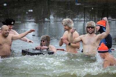 Nieuwjaarsduik Lievelde: Je moet het een keer gedaan hebben