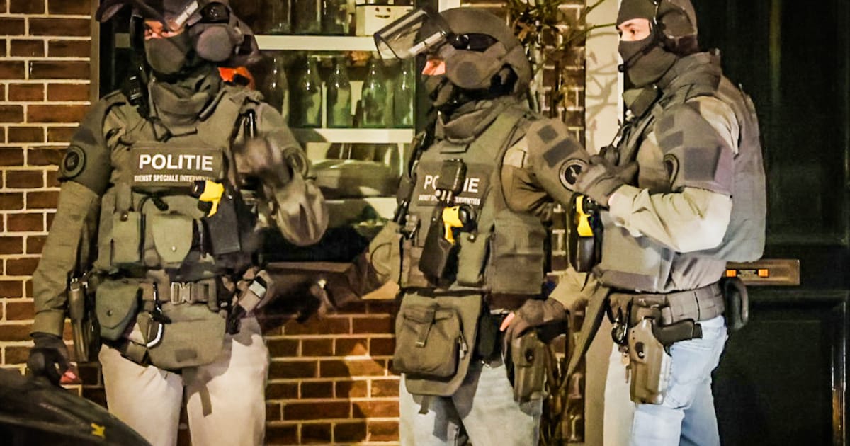 Politie houdt man aan bij inval in woning Arnhem