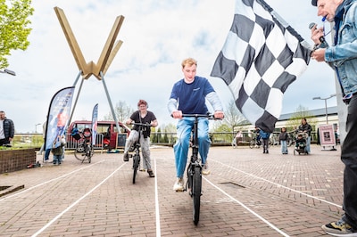 Niet snel, maar slow: deze fietsers leggen afstand van 11 meter zo langzaam mogelijk af: ‘Echt verslavend’