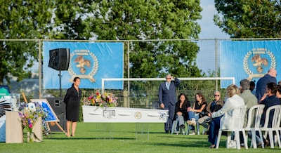 Uitvaart op het voetbalveld: fans en dorpsgenoten nemen afscheid van Aquilaspeler Rob in laatste finale