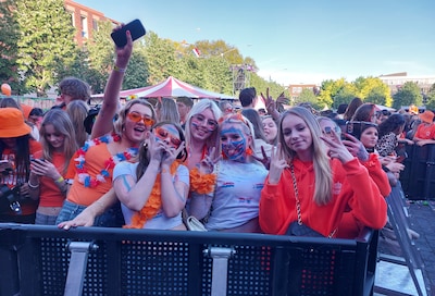 Nagenieten van koningsnacht en in de stemming komen voor Koningsdag: heerlijke foto’s uit Arnhem