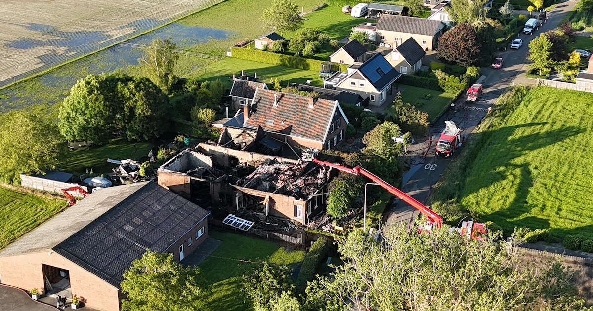 Dak ingestort door grote brand bij woning met rieten kap in Heesbeen: ‘Beschouwen huis als verloren’