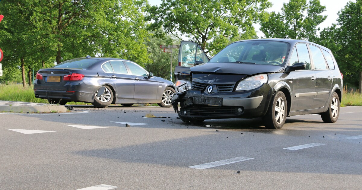 Twee auto's betrokken bij botsing op Steenakker bij Oploo