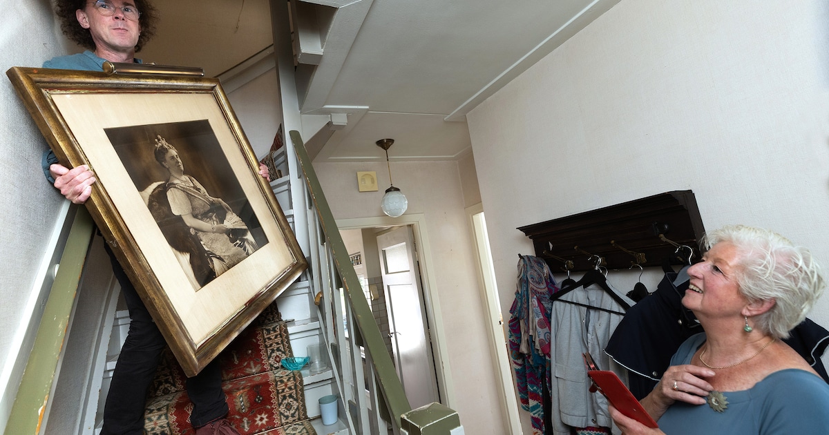 Wat bovenaan de trap van Henny (85) hangt, blijkt een zeldzaam portret ...