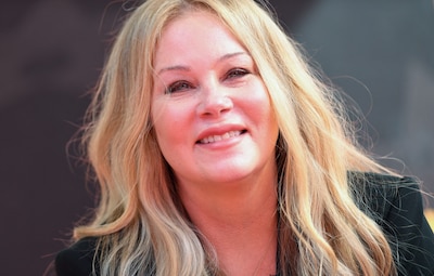 Actrice die Kelly Bundy speelde, lijkt verzeild in wrange grap: jarenlang door het leven als MS-patiënte, blijkt diagnose toch fout