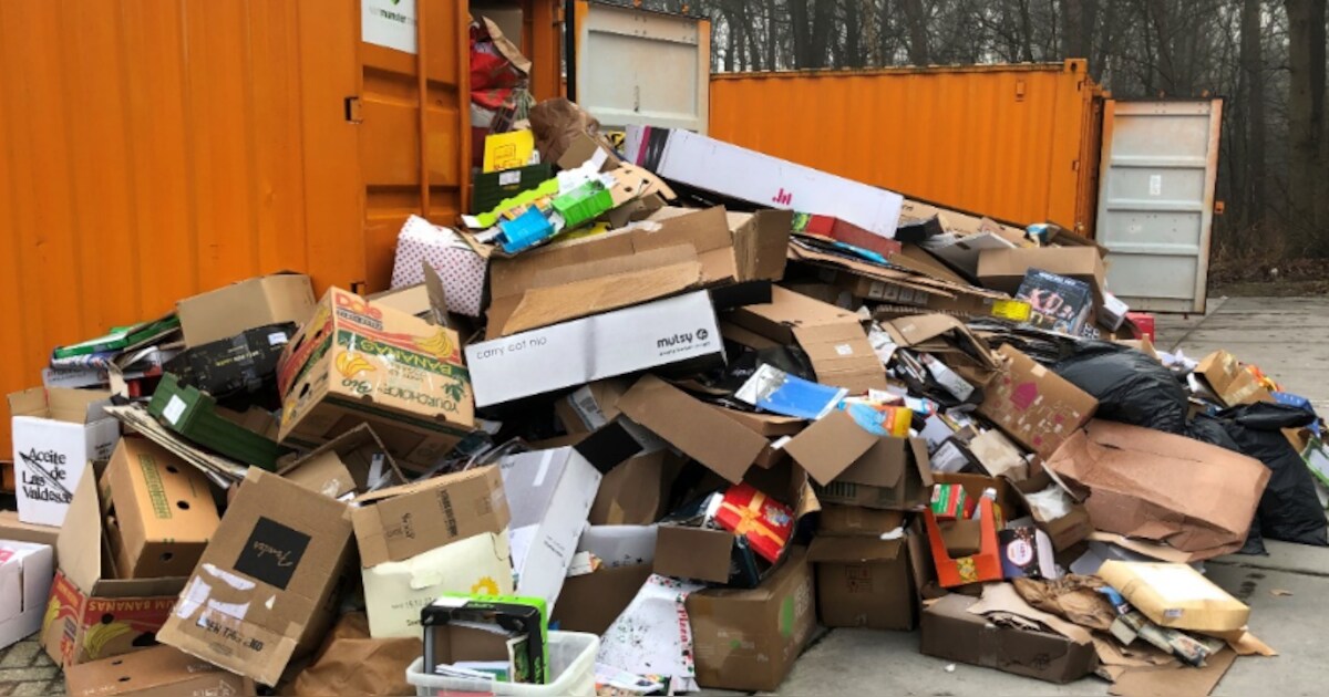Een burcht van papier naast de papiercontainers, vrijwilligers zijn het ...